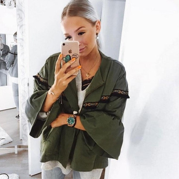 Ένα λεπτό, casual, γυναικείο μπουφάν με ένα μη κανονικό μανίκι