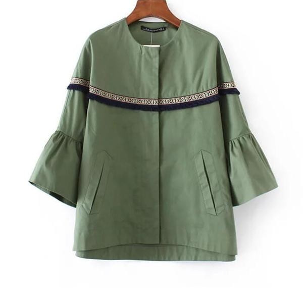 Ένα λεπτό, casual, γυναικείο μπουφάν με ένα μη κανονικό μανίκι