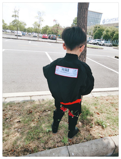 Спортно-елегантно детско яке за момчета в свободен стил в черен и бял цвят, с апликация на гърба