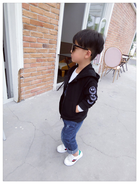 Спортен детски суичър в червен, сив и черен цвят с апликации на ръкавите