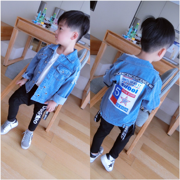 Стилно дънково яке за момчета с апликация на гърба в свободен стил