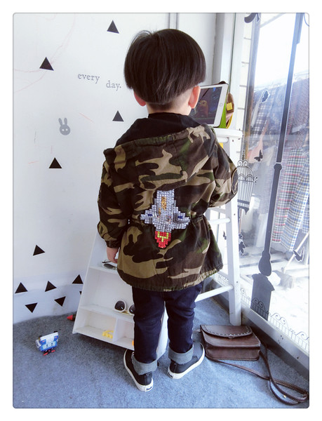 Дълго детско спортно палто в камуфлажен цвят с интересна декорация на гърба