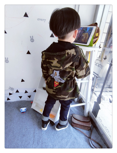 Дълго детско спортно палто в камуфлажен цвят с интересна декорация на гърба