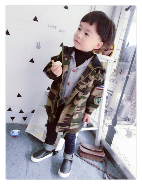 Дълго детско спортно палто в камуфлажен цвят с интересна декорация на гърба