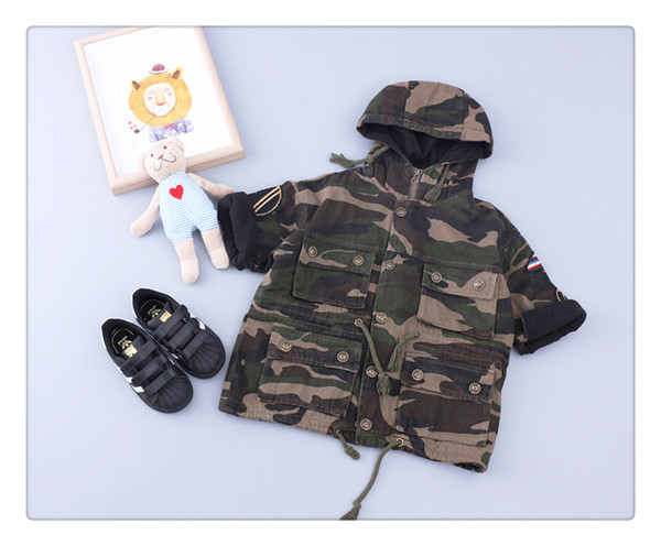 Дълго детско спортно палто в камуфлажен цвят с интересна декорация на гърба