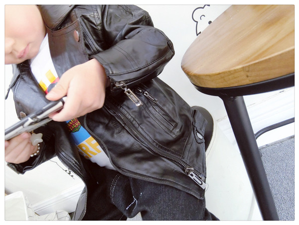 Детско яке от изкуствена кожа с ципове в черен цвят