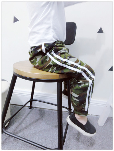 Спортен камуфлажен детски панталон за момчета с бели ленти по дължината