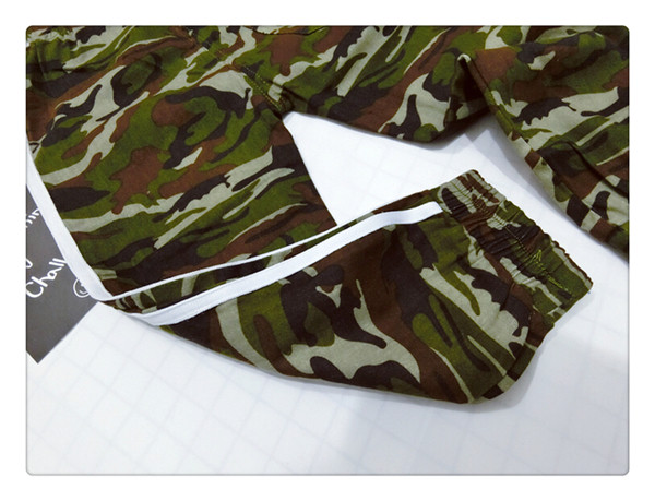 Спортен камуфлажен детски панталон за момчета с бели ленти по дължината