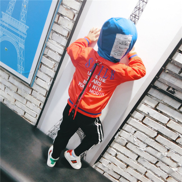 Спортно бомбър яке за момчета с цветна качулка и надписи