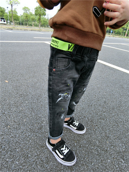 Актуални детски дънки за момчета - накъсани, в черен цвят