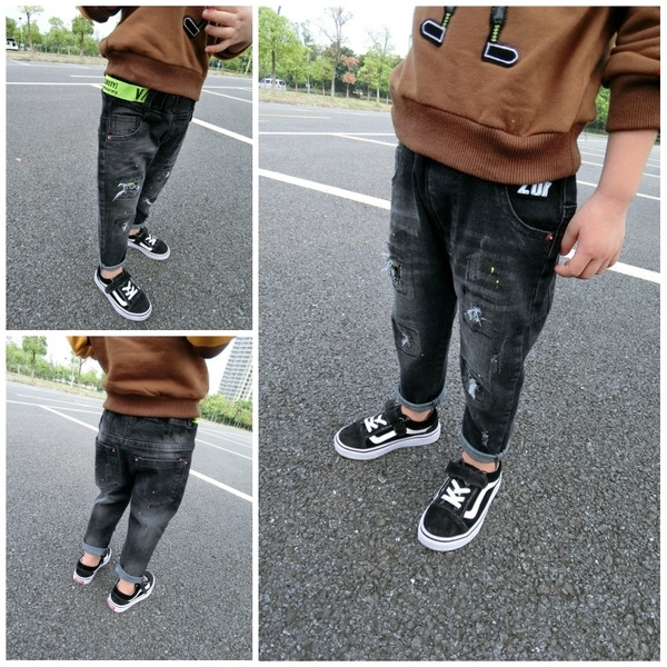 Актуални детски дънки за момчета - накъсани, в черен цвят