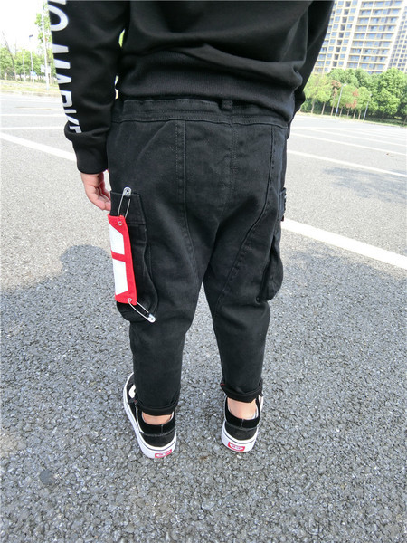 Τρέχοντα παιδικά παντελόνια για αγόρια με τσέπες και σε μαύρο χρώμα