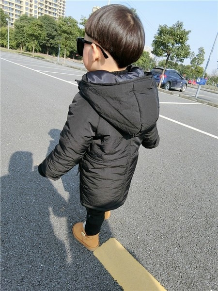 Ζεστό παιδικό μπουφάν για αγόρια με κουκούλα και μακρύ περίγραμμα