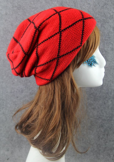 Зимна плетена унисекс шапка с интересен кариран десен