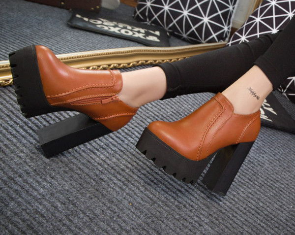 Κομψά γυναικεία  παπούτσια με ψηλό τακούνι και με σκληρή αντιολισθητική σόλα