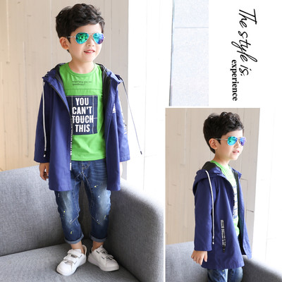 Παιδικό μπουφάν για το φθινόπωρο για αγόρια σε λεπτό και εκτεταμένο μοτίβο