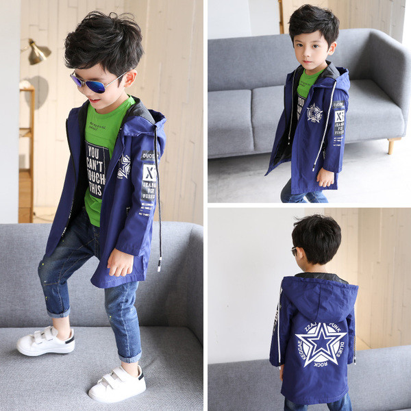 Παιδικό μπουφάν για το φθινόπωρο για αγόρια σε λεπτό και εκτεταμένο μοτίβο