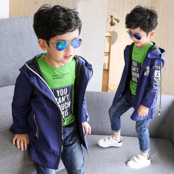 Παιδικό μπουφάν για το φθινόπωρο για αγόρια σε λεπτό και εκτεταμένο μοτίβο