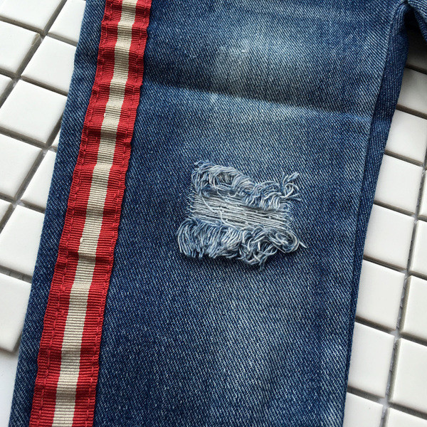 Стилни детски дънки - накъсани с ленти, в два цвята