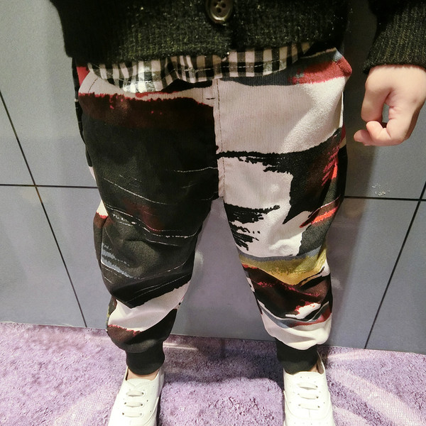 Κομψά παιδικά παντελόνια - ελαστικά σε ένα ενδιαφέρον μοτίβο