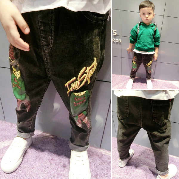 Πανέμορφα παιδικά τζιν για αγόρια με εφαρμογές σε μαύρο χρώμα