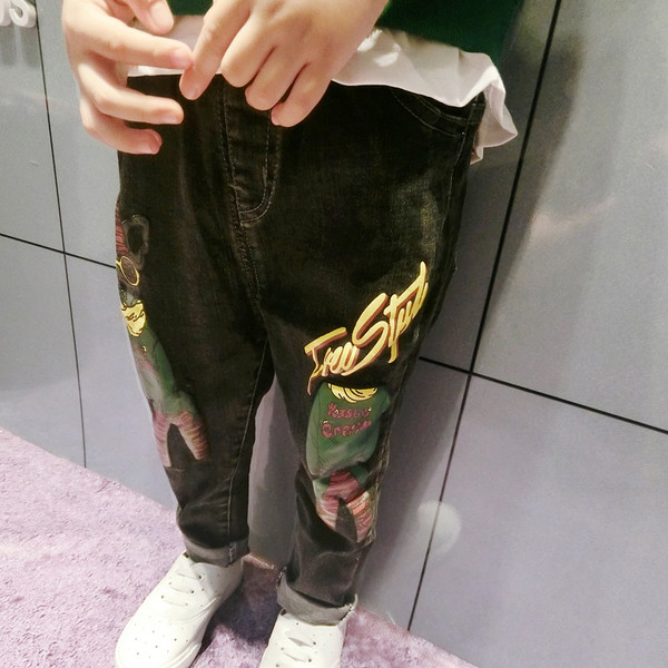 Πανέμορφα παιδικά τζιν για αγόρια με εφαρμογές σε μαύρο χρώμα