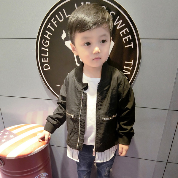 Σπορ-κομψό παιδικό μπουφάν για αγόρια με ενδιαφέρον σχέδιο σε μαύρο χρώμα