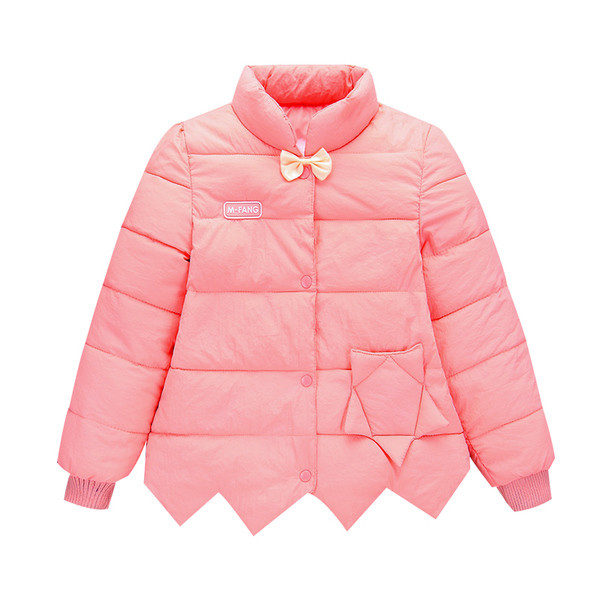 Ένα ενδιαφέρον μοντέλο παιδικού μπουφάν για τα κορίτσια, κατάλληλο για τις κρύες μέρες