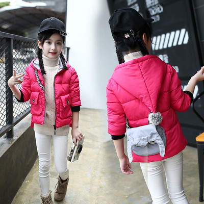 Стилно детско яке за момичета с качулка и пухче и интересен джоб на гърба