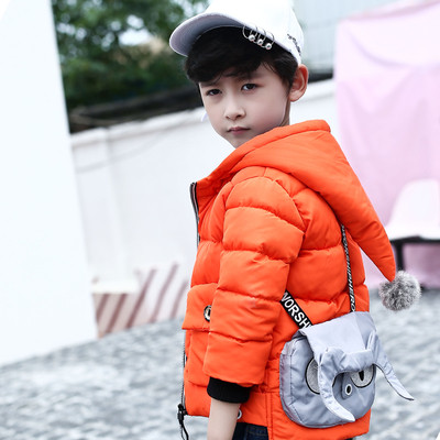 Κομψό παιδικό μπουφάν για κορίτσια με κουκούλα και ενδιαφέρουσα τσέπη στην πλάτη