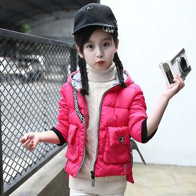 Κομψό παιδικό μπουφάν για κορίτσια με κουκούλα και ενδιαφέρουσα τσέπη στην πλάτη