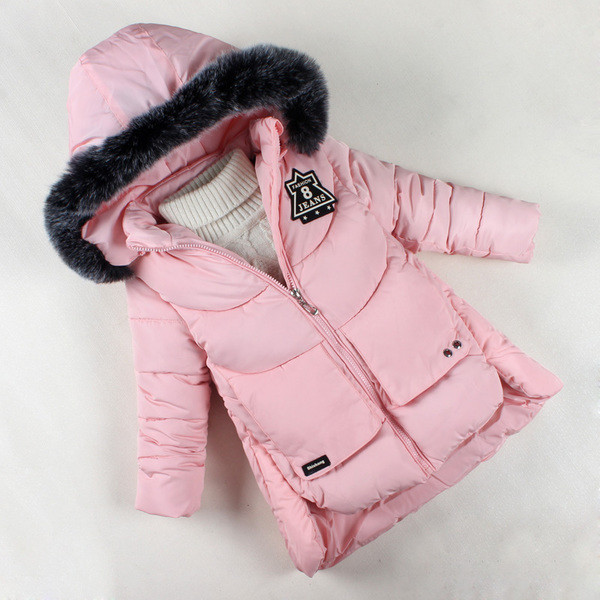 Όμορφο μπουφάν για τα κορίτσια σε ένα κομμένο μοτίβο με γούνα στη κουκούλα