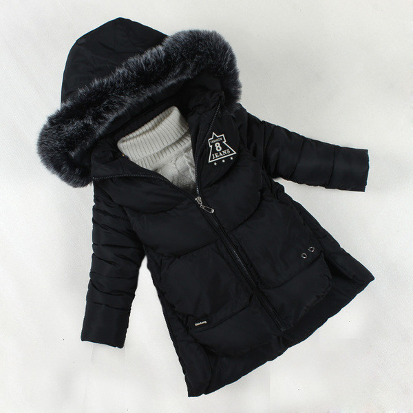 Όμορφο μπουφάν για τα κορίτσια σε ένα κομμένο μοτίβο με γούνα στη κουκούλα