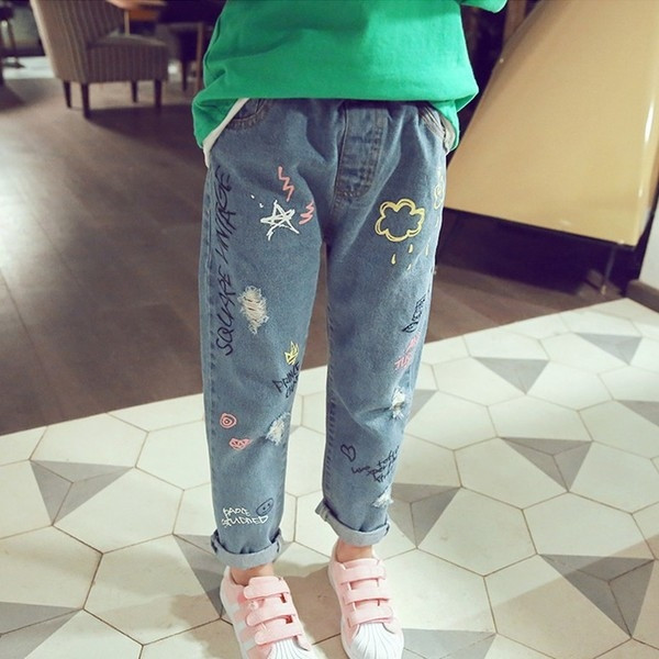 Παιδικά τζιν για κορίτσια με πολύχρωμες εφαρμογές και επιγραφές