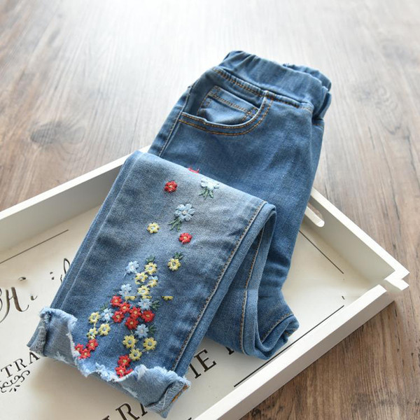Μοντέρνα παιδικά τζιν για κορίτσια με floral διακόσμηση και ελαστική μέση