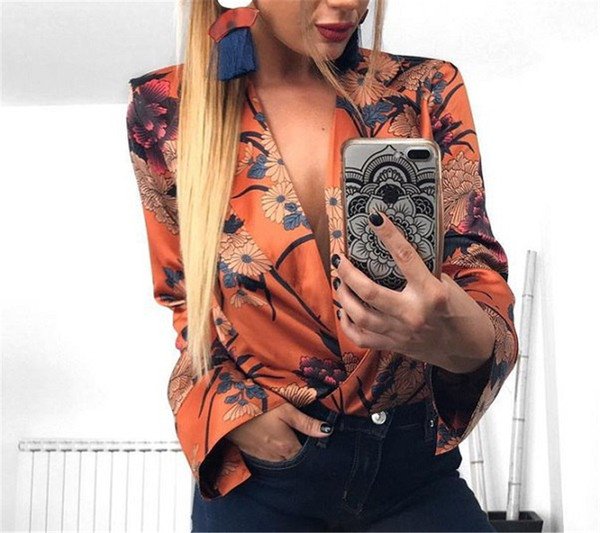 Πολύ κομψό γυναικείο κορμάκι με ένα κομψό πουκάμισο στην επάνω μέρος