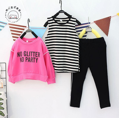 Κομψό παιδικό σύνολο  για κορίτσια σε τρία μέροι και με  επιγραφές