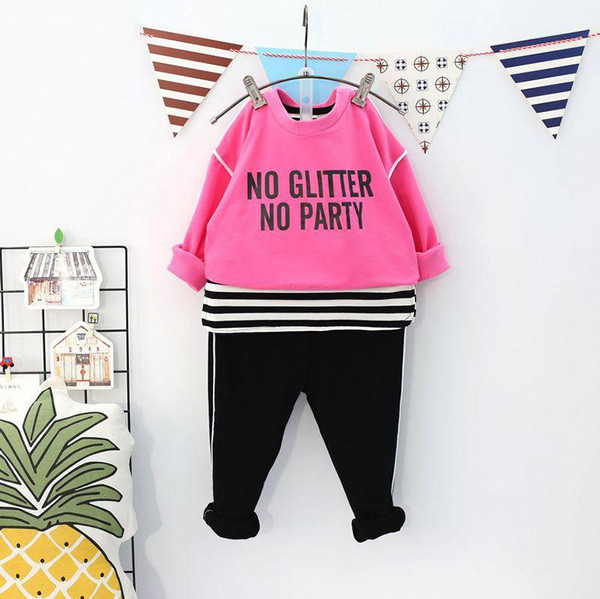 Κομψό παιδικό σύνολο  για κορίτσια σε τρία μέροι και με  επιγραφές