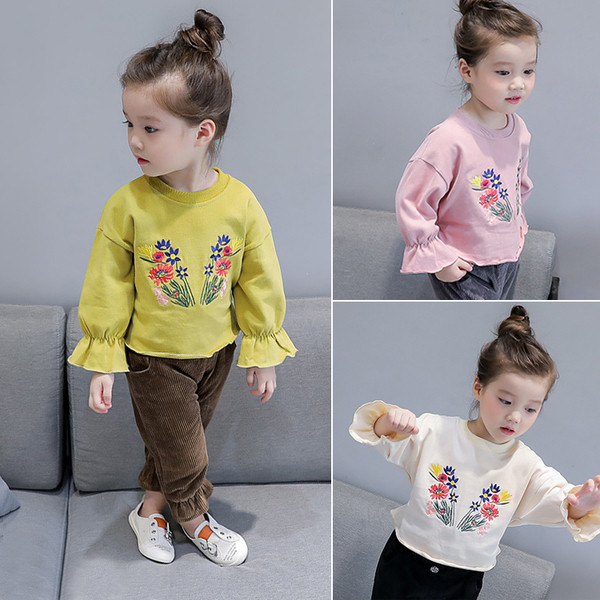 Μοντέρνα παιδική μπλούζα σε ένα ενδιαφέρον μοντέλο με floral διακόσμηση