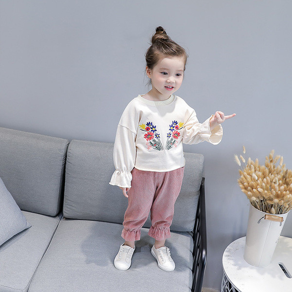 Μοντέρνα παιδική μπλούζα σε ένα ενδιαφέρον μοντέλο με floral διακόσμηση