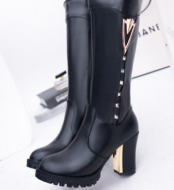 Γυναικείες μπότες κατασκευασμένες από τεχνητό δέρμα και κομψές γυαλιστερές πέτρες + Χοντρό μη αντιολισθητικό πέλμα