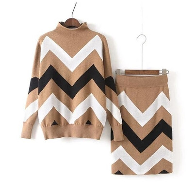 Πολύ απλό και άνετο γυναικείο σύνολο που αποτελείται από δύο κομμάτια σε μοτίβα με γεωμετρικά σχέδια