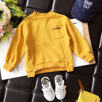 Ένα αθλητικό παιδικό φούτερ με ασύμμετρο μήκος, κατάλληλο για κορίτσια και αγόρια