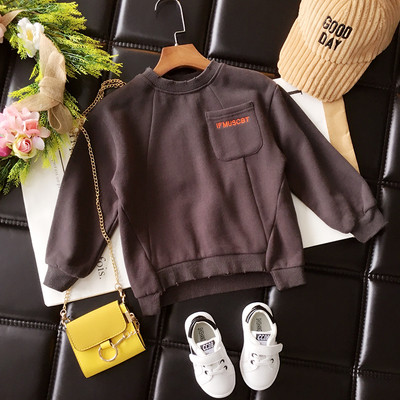 Ένα αθλητικό παιδικό φούτερ με ασύμμετρο μήκος, κατάλληλο για κορίτσια και αγόρια