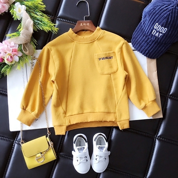 Ένα αθλητικό παιδικό φούτερ με ασύμμετρο μήκος, κατάλληλο για κορίτσια και αγόρια