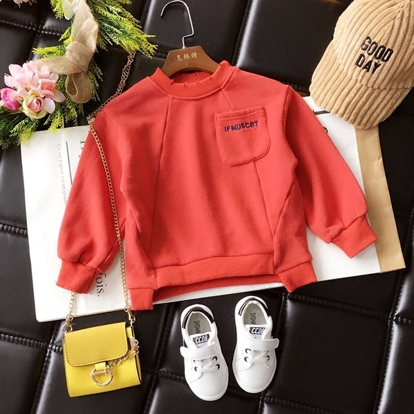 Ένα αθλητικό παιδικό φούτερ με ασύμμετρο μήκος, κατάλληλο για κορίτσια και αγόρια