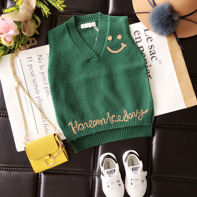 Παιδικό πλεκτό γιλέκο για αγόρια σε τρία χρώματα με επιγραφή και ντεκολτέ σε σχήμα V