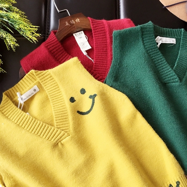 Παιδικό πλεκτό γιλέκο για αγόρια σε τρία χρώματα με επιγραφή και ντεκολτέ σε σχήμα V