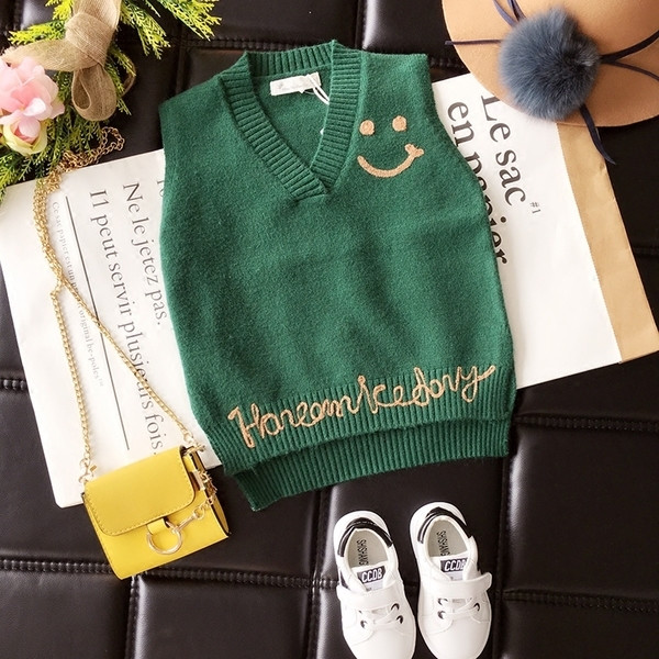 Παιδικό πλεκτό γιλέκο για αγόρια σε τρία χρώματα με επιγραφή και ντεκολτέ σε σχήμα V