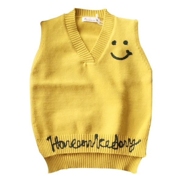 Παιδικό πλεκτό γιλέκο για αγόρια σε τρία χρώματα με επιγραφή και ντεκολτέ σε σχήμα V